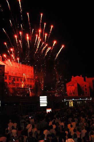 Réveillon du Nouvel An: les soirées dansantes et les feux d'artifice sont  interdits en Ardèche - Vidéo Dailymotion