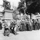 Fête Montgolfier 1933 (16) : Jeunes filles costumées autour de la statue Montgolfier