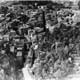 Vue aérienne Henrard v. 1950 (2) : Les rochers Saint-Denis surplombant la Deûme, le quartier de Saint-François. Cliché / HENRARD, extrait des collections des Archives départementales de lArdèche