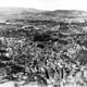 Vue aérienne Henrard v. 1950 (4) : Vue générale de la ville, depuis le quartier de Cance, au premier plan, et jusqu’aux collines alentours. Cliché / HENRARD, extrait des collections des Archives départementales de l’Ardèche